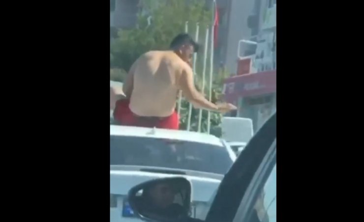 Otomobilin tavanında tehlikeli yolculuk