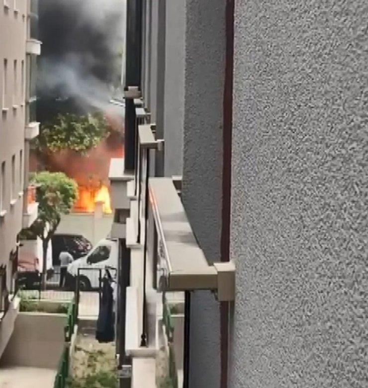 Oyun oynayan çocuklar okulun parkını yaktı