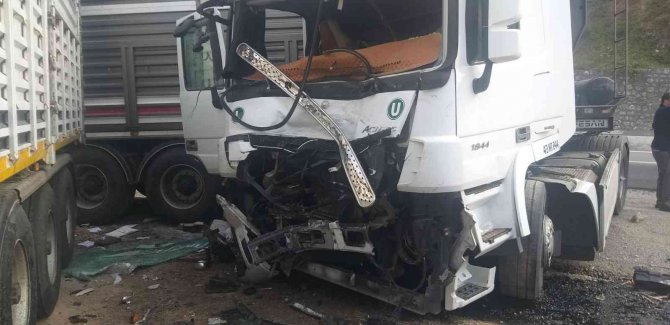 PTT’nin kargo aracı park halindeki tırların arasına daldı: 3 yaralı