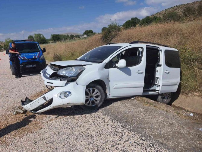 Tokat’ta hafif ticari araç sulama kanalına düştü: 5 yaralı