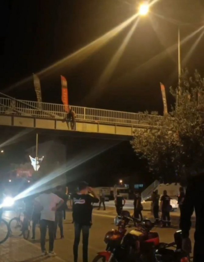 Üst geçitte intihar girişimi
