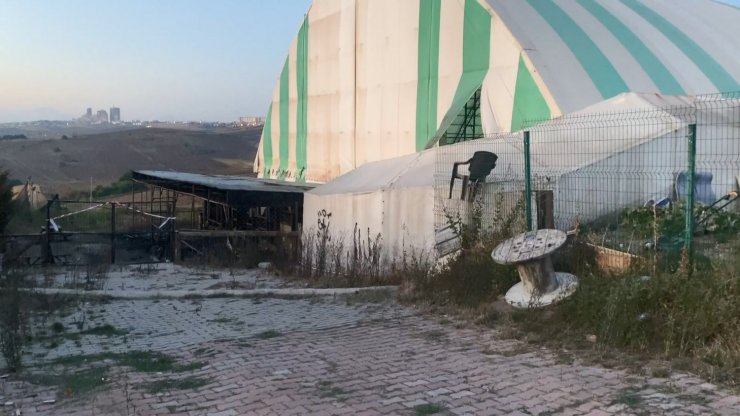 Yangın çıkan halı saha deposunda ceset bulundu