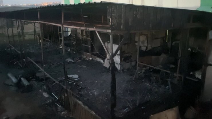 Yangın çıkan halı saha deposunda ceset bulundu