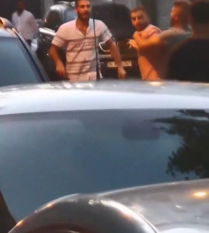 Zeytinburnu’nda yan baktın kavgası kamerada