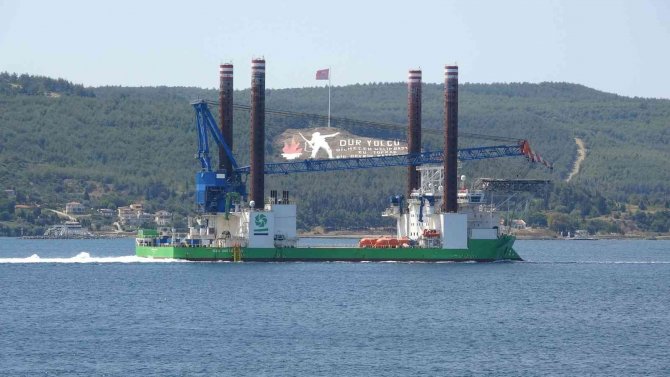 132 metre uzunluğundaki platform Çanakkale Boğazı’ndan geçti