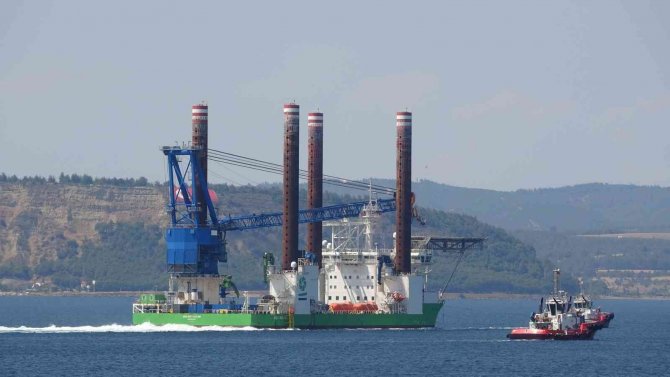 132 metre uzunluğundaki platform Çanakkale Boğazı’ndan geçti