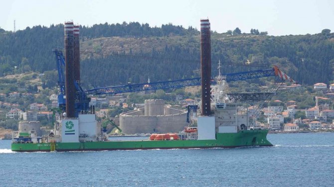132 metre uzunluğundaki platform Çanakkale Boğazı’ndan geçti