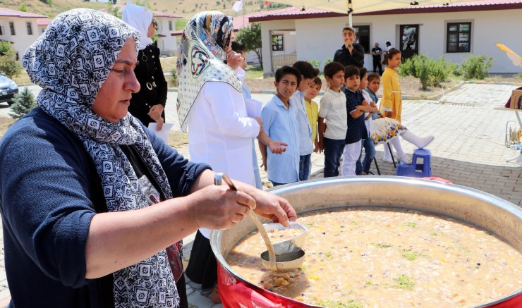 9 yaşındaki Seher, ayağı alçıda sahneye çıktı