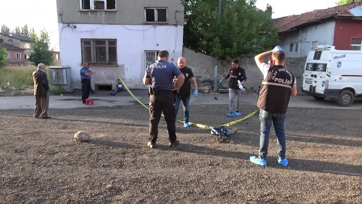 Baba ve 2 oğlu, evlerinin önünde otururken silahlı saldırıda yaralandı