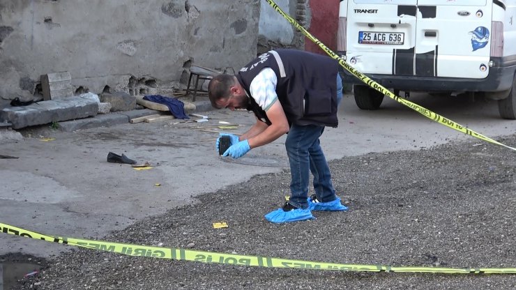 Baba ve 2 oğlu, evlerinin önünde otururken silahlı saldırıda yaralandı