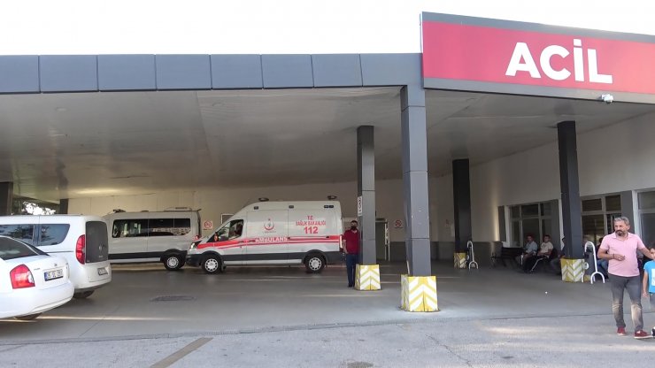 Baba ve 2 oğlu, evlerinin önünde otururken silahlı saldırıda yaralandı