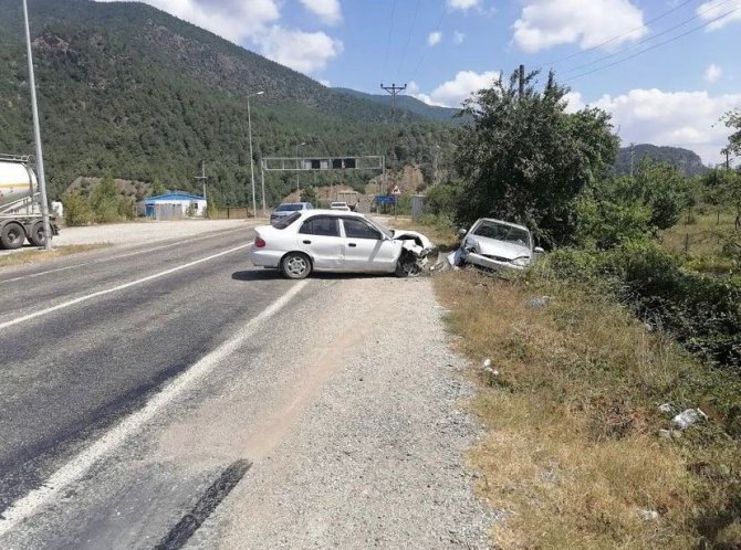 İki otomobil kafa kafaya çarpıştı: 5 yaralı