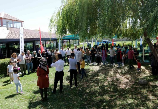 İşitme engellilerin sessiz dünyası müzik şöleniyle şenlendirildi