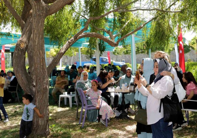 İşitme engellilerin sessiz dünyası müzik şöleniyle şenlendirildi