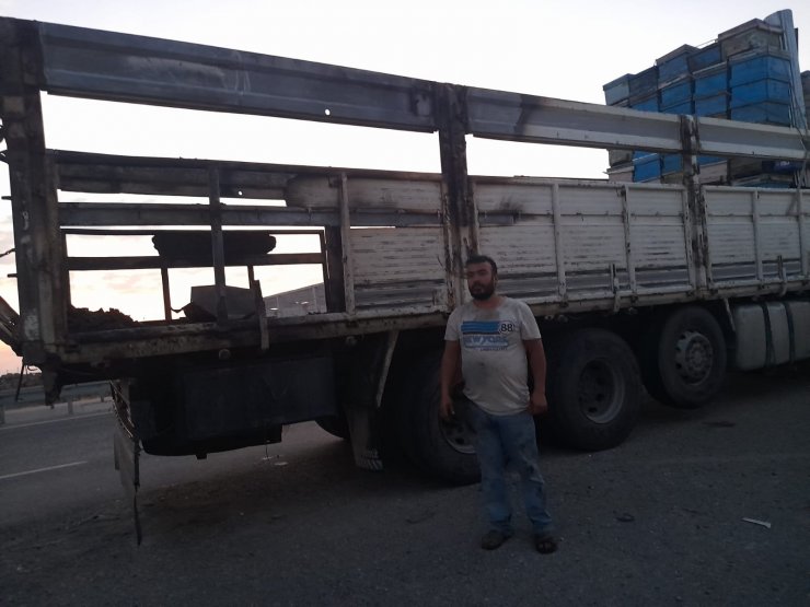 Kamyondaki 500 kovan arı yandı