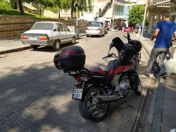 Kendisine çarpan sürücünün saldırısına uğradı