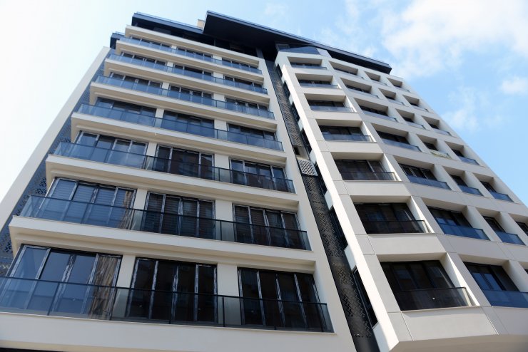 Klima montajı yaparken 4'üncü kattan düşen işçi, ağır yaralı