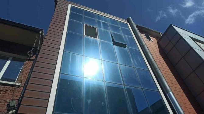 Kopan cam vatandaşın üzerine düştü