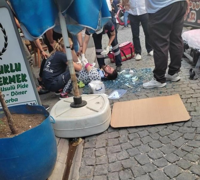 Kopan cam vatandaşın üzerine düştü