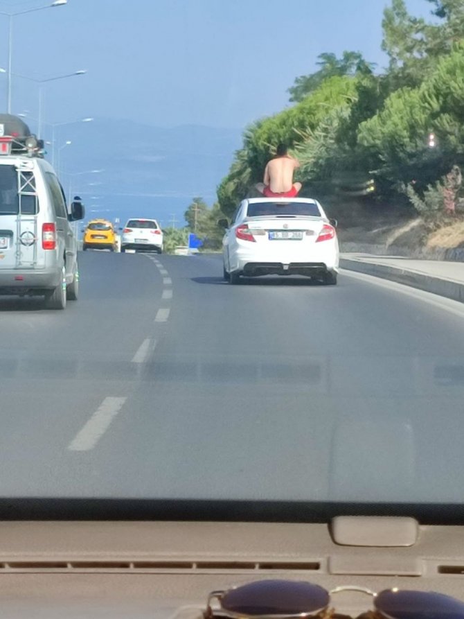 Kuşadası’nda seyir halindeki otomobilin tavanında oyun oynayan kişiye ceza yağdı