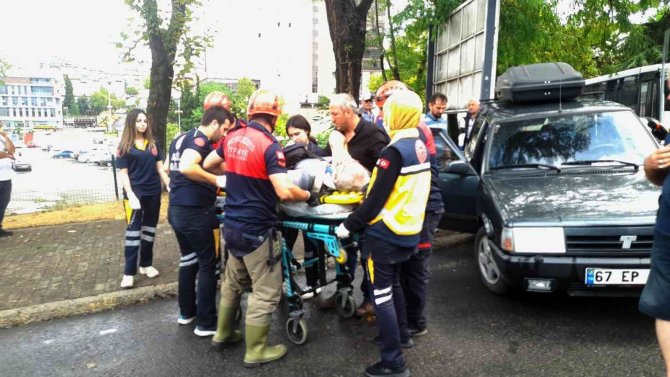 Otomobilde sıkışan sürücüyü itfaiye kurtardı