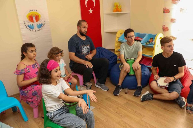 Özel gereksinimli çocuklara müzikli terapi