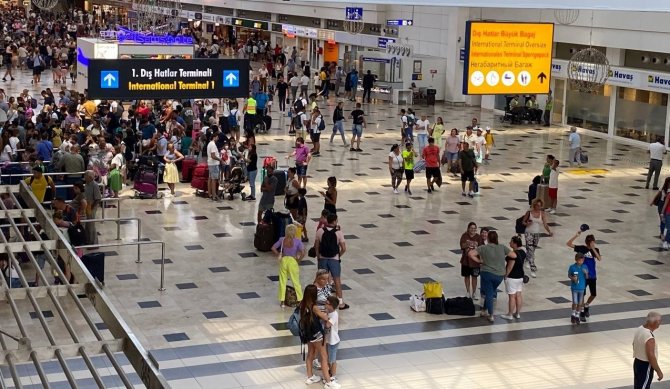 Rusya’dan Antalya Havalimanı’na günde 80 uçak iniyor