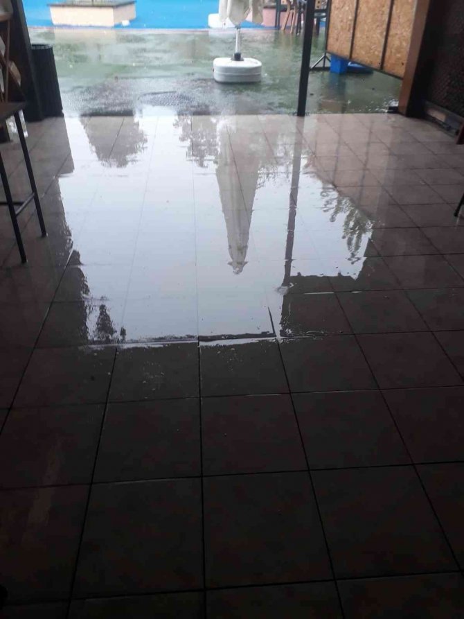 Sağanak yağış nedeniyle dükkanlara su bastı