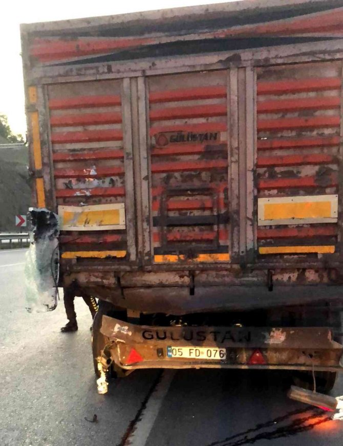 Minibüs tırla çarpıştı: 1 ölü