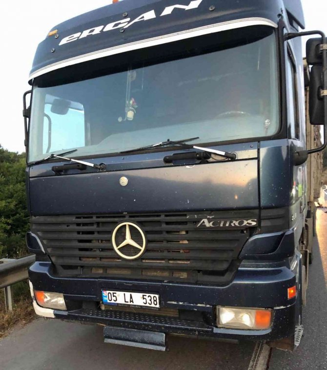 Minibüs tırla çarpıştı: 1 ölü