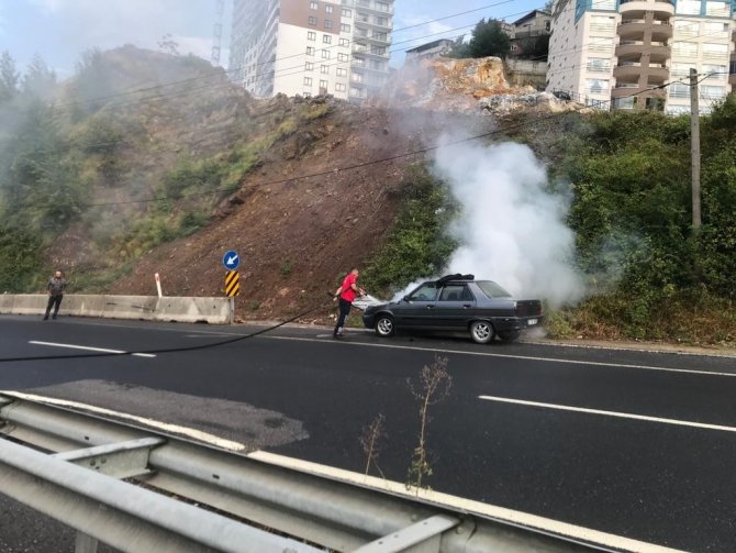 Seyir halindeki otomobilde yangın çıktı