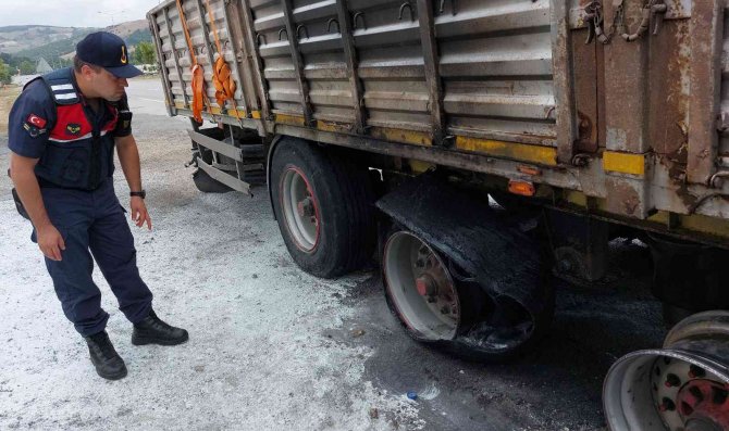 Seyir halindeki tırın lastikleri tutuştu