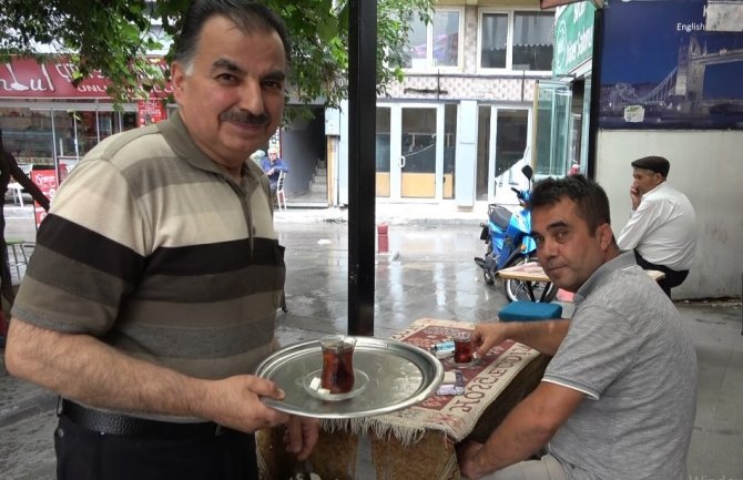 Sıra dışı çay ocağı insanlara moral oluyor