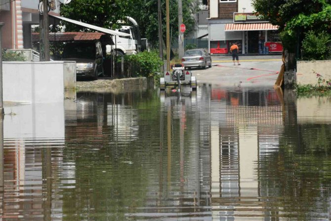 Sokak göle döndü, felakete ramak kaldı