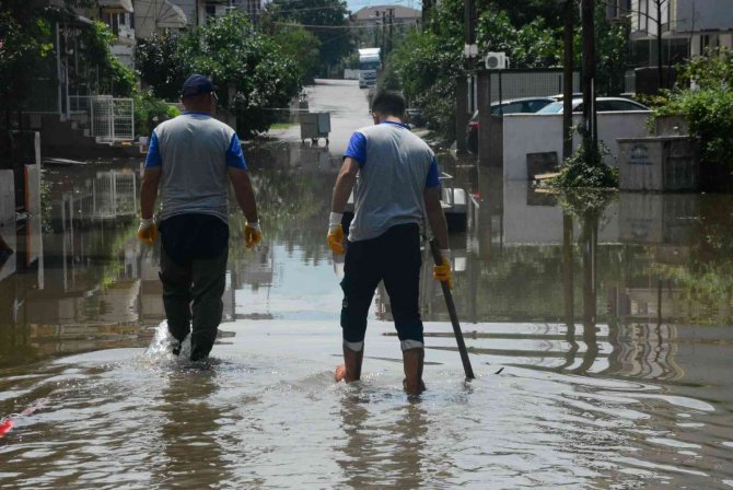 Sokak göle döndü, felakete ramak kaldı