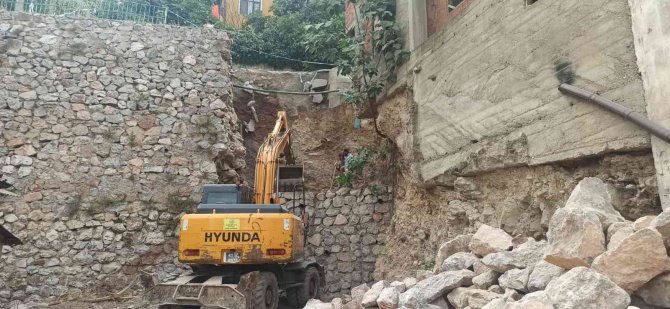 Tavşantepe’de istinat duvarı çöktü