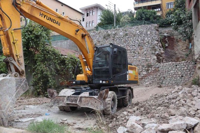 Tavşantepe’de istinat duvarı çöktü