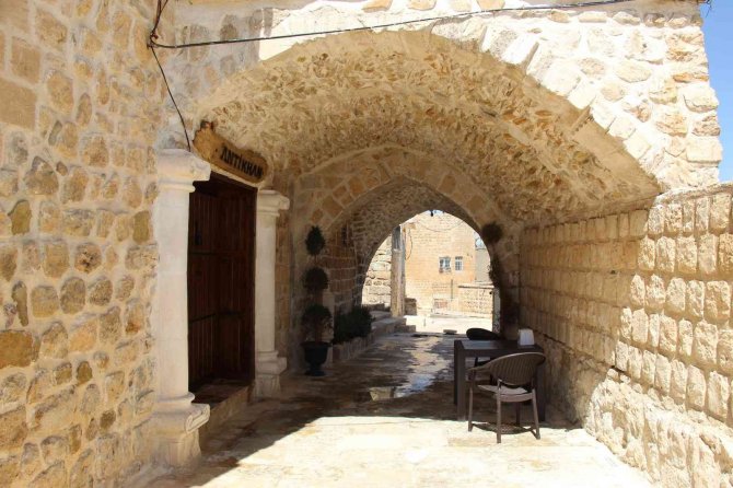 Turizmde kadının gücü: 800 yıllık harabeye dönmüş tarihi konağı otele çevirdi