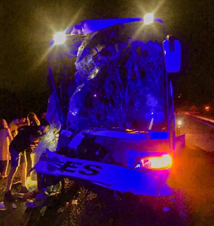 Uşak'ta yolcu otobüsü, TIR'a çarptı; 1 ölü, 39 yaralı