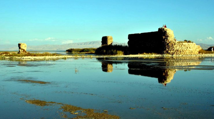Van Gölü çekildi, tarım alanları gün yüzüne çıktı