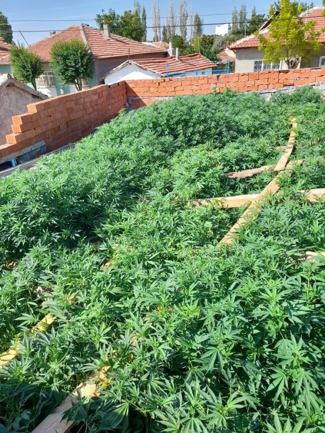 Yüklü miktarda uyuşturucu bulunduran şüpheli tutuklandı