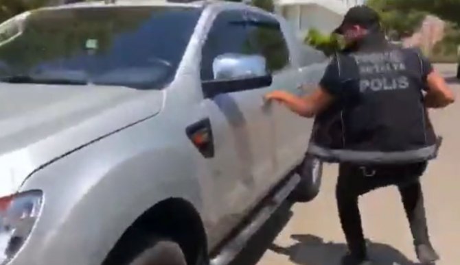 Araç lastiğinde uyuşturucu sevkiyatı polisin film gibi operasyonuyla engellendi