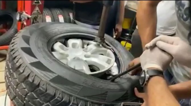 Araç lastiğinde uyuşturucu sevkiyatı polisin film gibi operasyonuyla engellendi