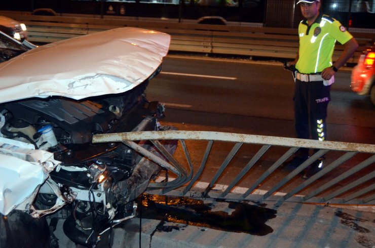Avcılar'da bariyerlere çarpan otomobil sürücüsü yaralandı