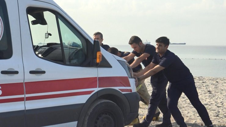 Avcılar'da sahilde kuma saplanan ambulansı itfaiye kurtardı