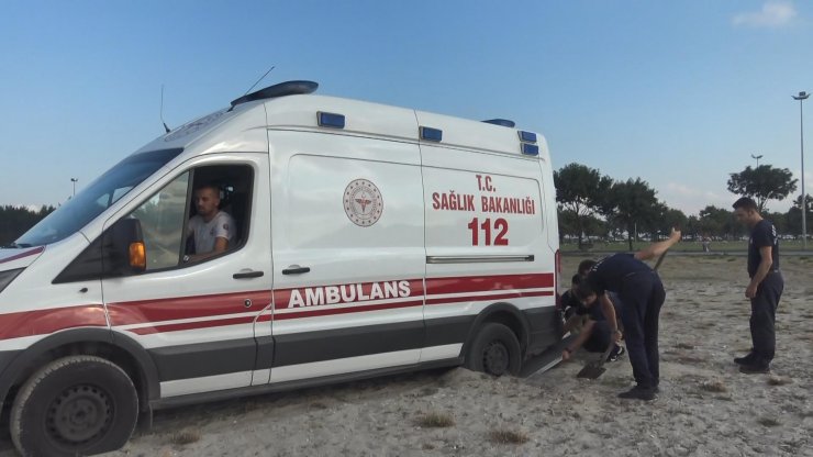 Avcılar'da sahilde kuma saplanan ambulansı itfaiye kurtardı