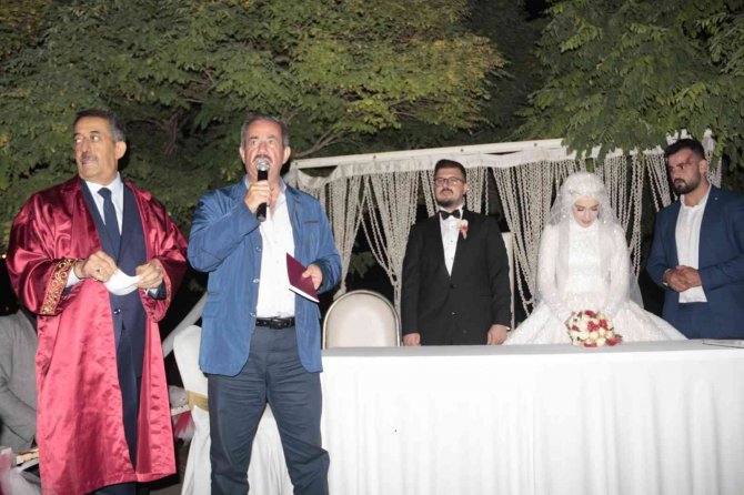 Binlerce çiftin nikahını kıyan baba, oğlunun nikahını da kendisi kıydı