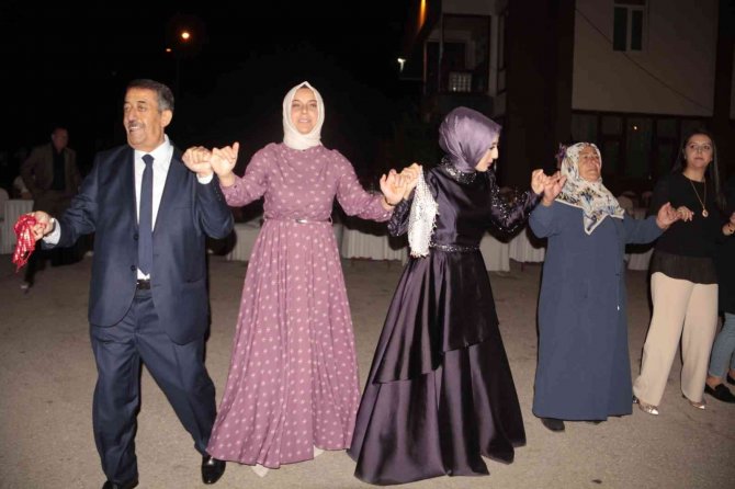 Binlerce çiftin nikahını kıyan baba, oğlunun nikahını da kendisi kıydı