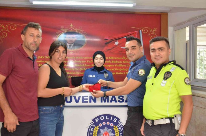 Caddede düşürdüğü 70 bin liralık altınlarına polis sayesinde kavuştu