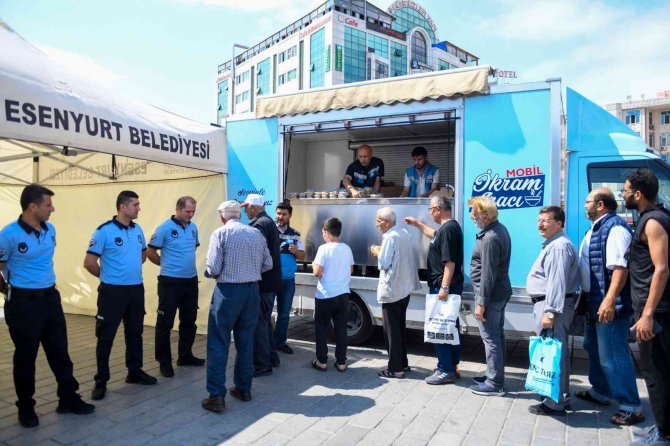 Esenyurt’ta vatandaşlara aşure ikramı